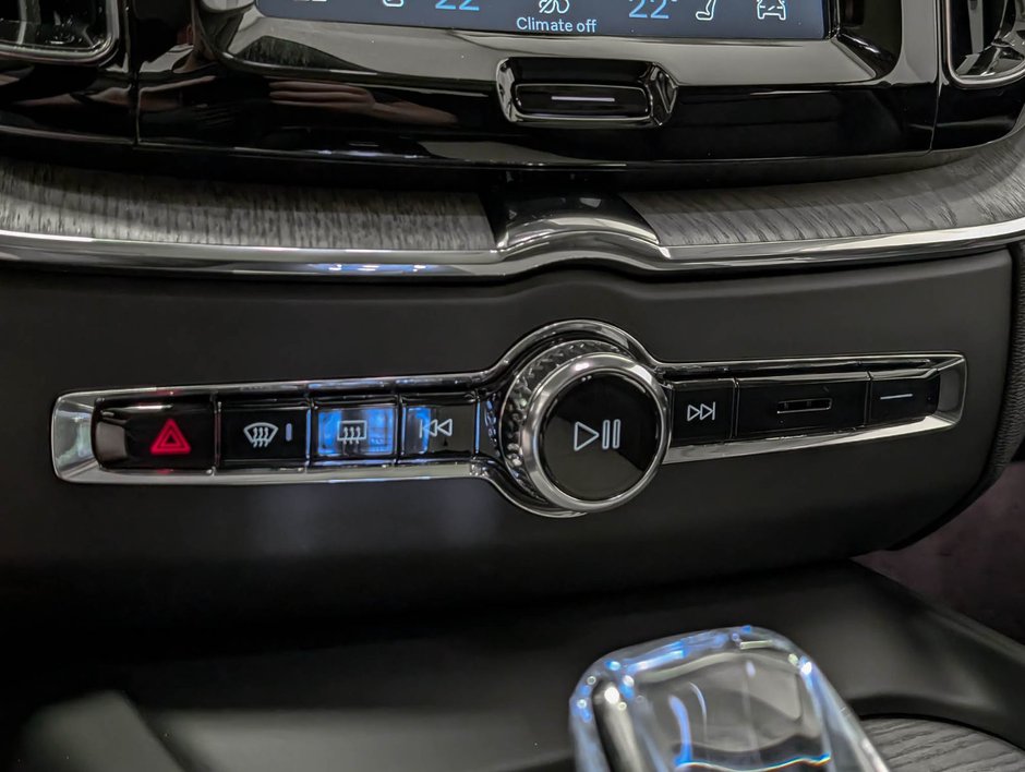 2025 Volvo XC60 Plug-In Hybrid T8 AWD Ultra Dark Theme-17