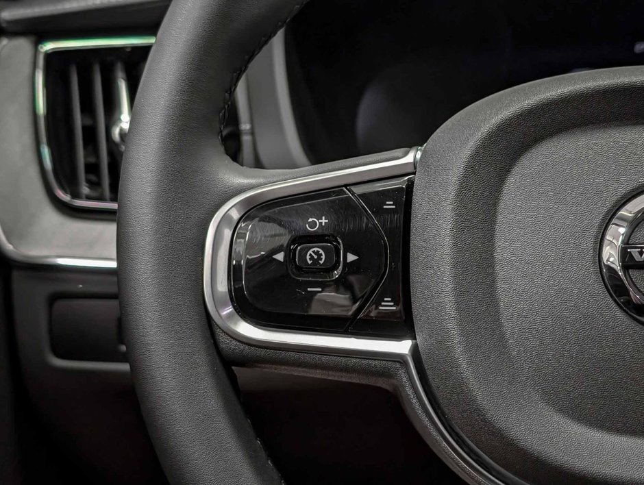 2025 Volvo XC60 Plug-In Hybrid T8 AWD Ultra Dark Theme-20