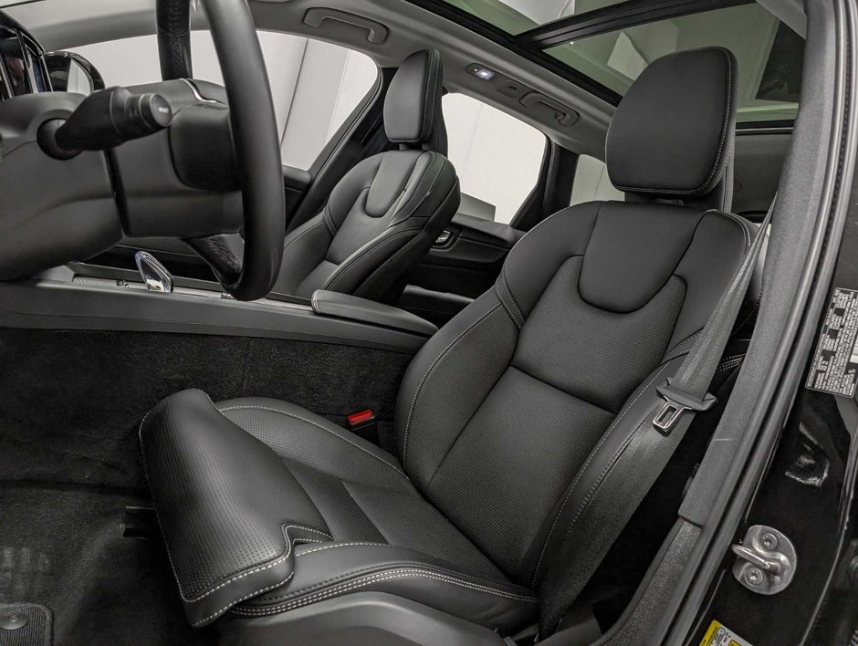 2025 Volvo XC60 Plug-In Hybrid T8 AWD Ultra Dark Theme-8