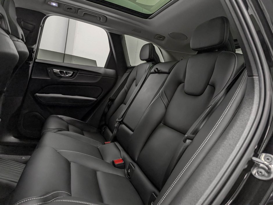 2025 Volvo XC60 Plug-In Hybrid T8 AWD Ultra Dark Theme-11