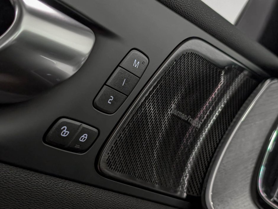 2025 Volvo XC60 Plug-In Hybrid T8 AWD Ultra Dark Theme-22