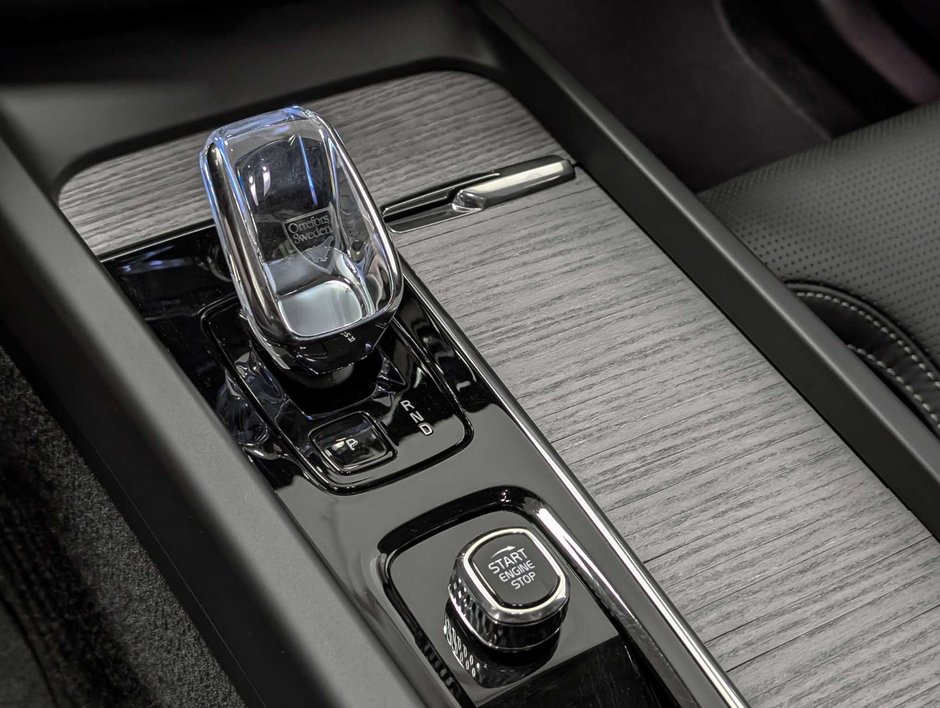 2025 Volvo XC60 Plug-In Hybrid T8 AWD Ultra Dark Theme-18