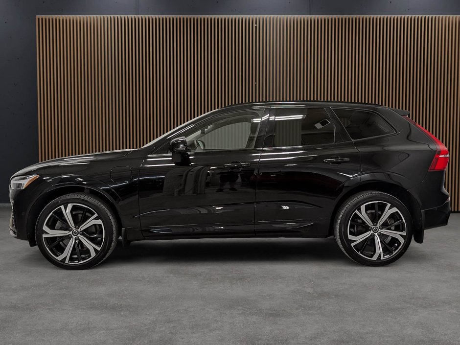 2025 Volvo XC60 Plug-In Hybrid T8 AWD Ultra Dark Theme-1