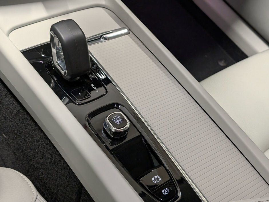 2024 Volvo XC60 Recharge T8 eAWD PHEV Core Dark Theme-15