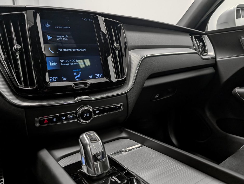 2019 Volvo XC60 T8 eAWD R-Design-10