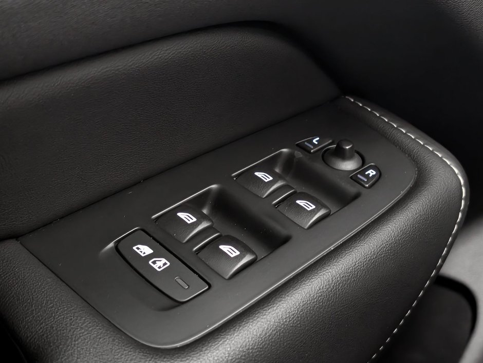 2019 Volvo XC60 T8 eAWD R-Design-18