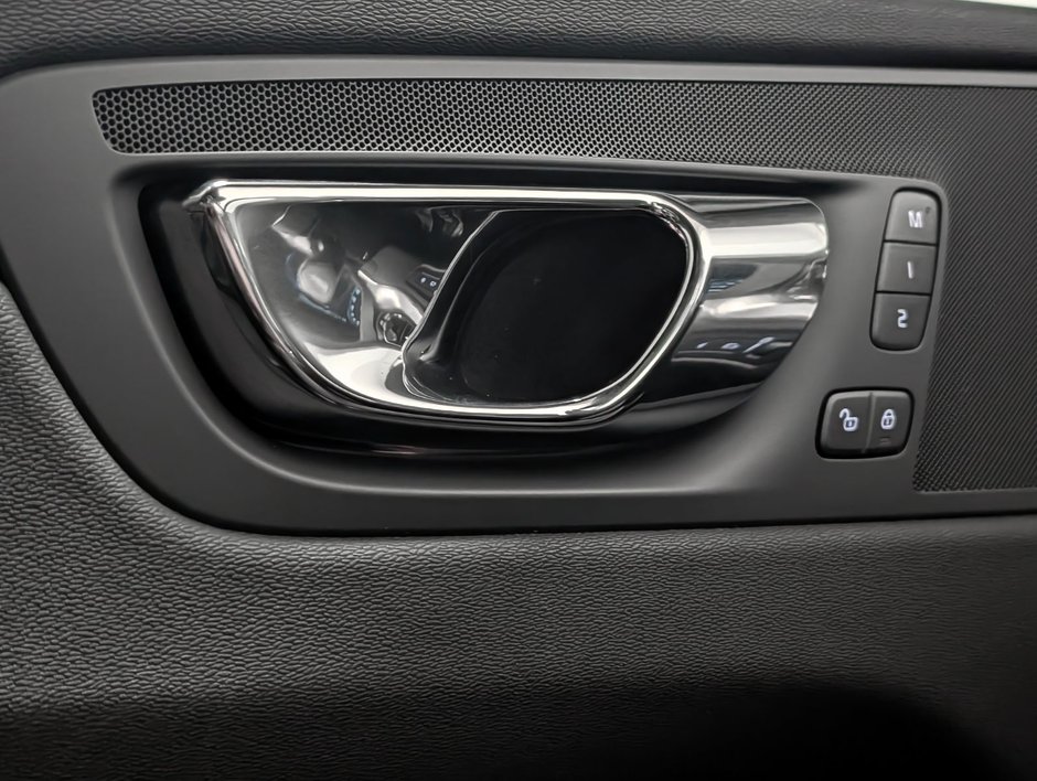 2019 Volvo XC60 T8 eAWD R-Design-19