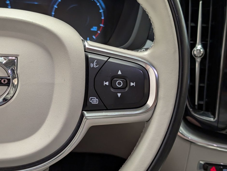 2020 Volvo XC60 T5 AWD Momentum-20