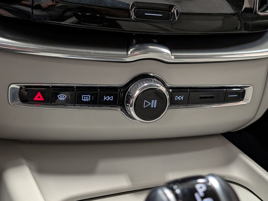 2020 Volvo XC60 T5 AWD Momentum-18