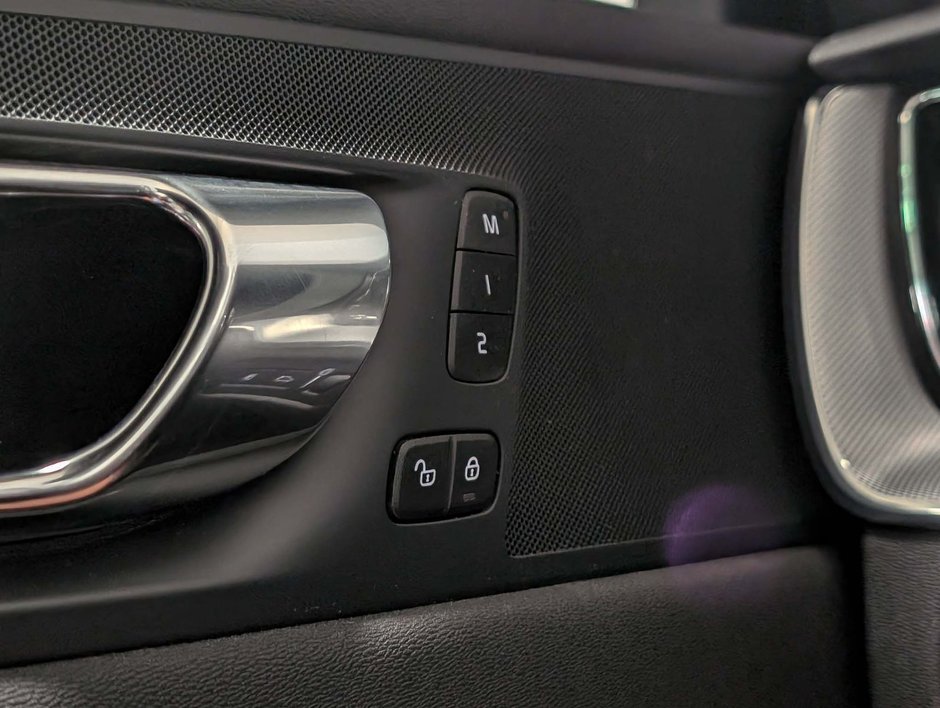2020 Volvo XC60 T8 eAWD R-Design-21