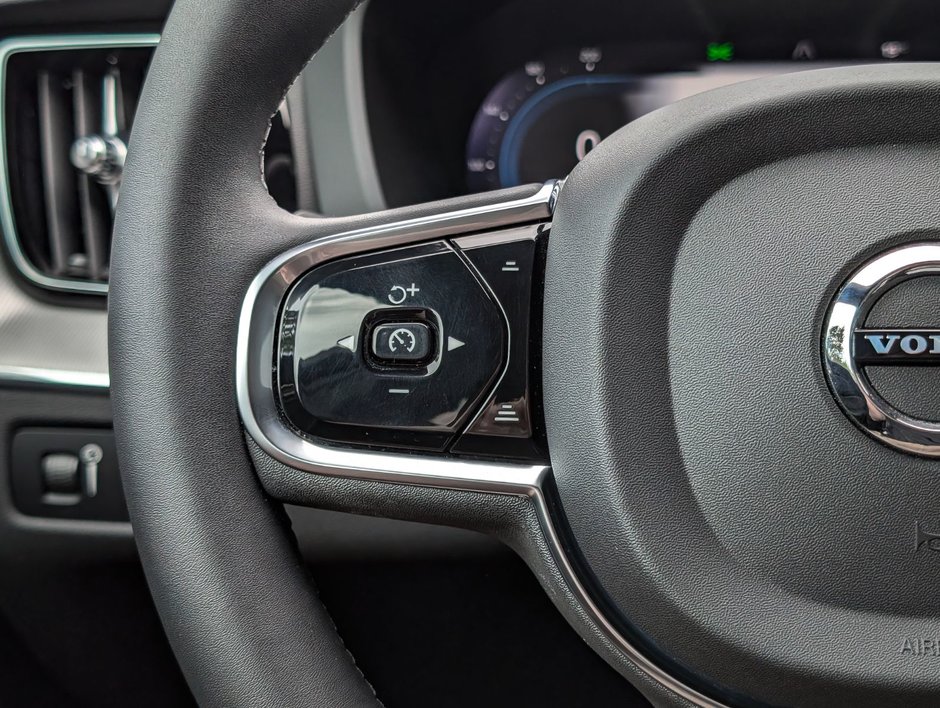 Volvo XC60 B6 AWD R-Design 2022-23