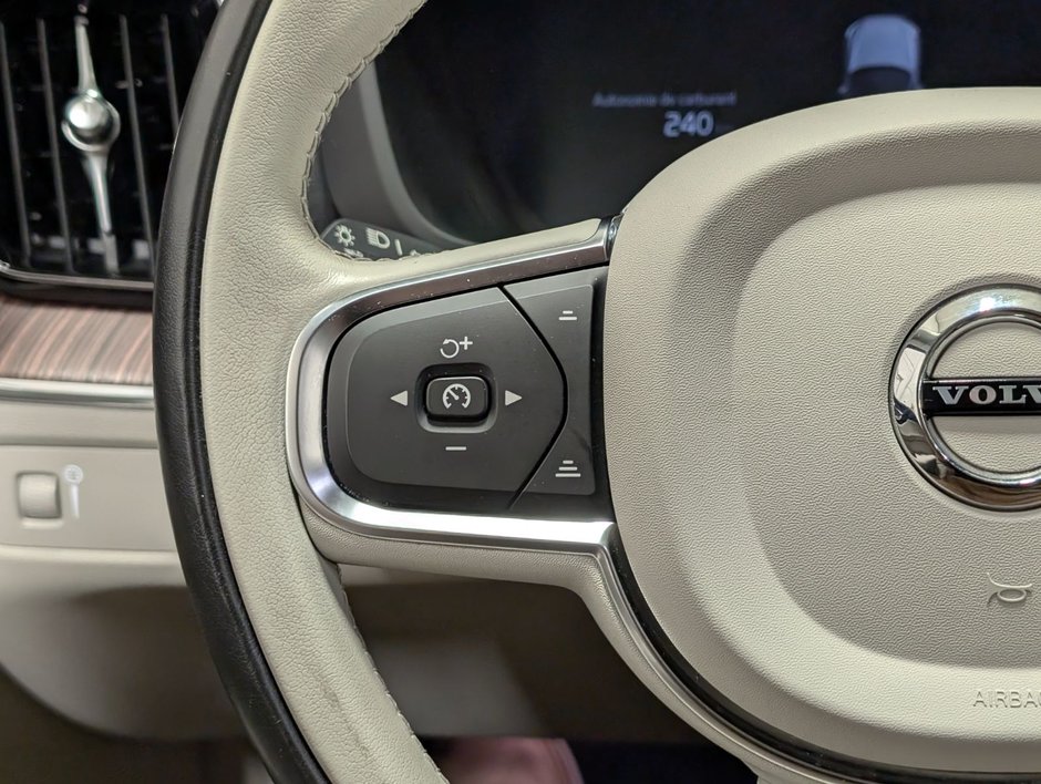 Volvo XC60 B5 AWD Momentum 2022-20