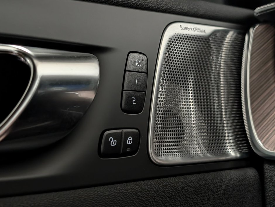 2022 Volvo XC60 B5 AWD Momentum-21