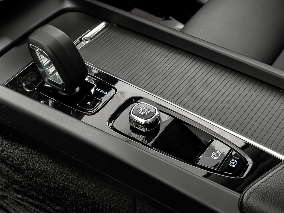 2023 Volvo XC60 B6 AWD Core - Base-15