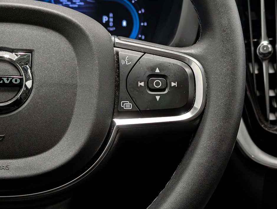 2023 Volvo XC60 B6 AWD Core - Base-16