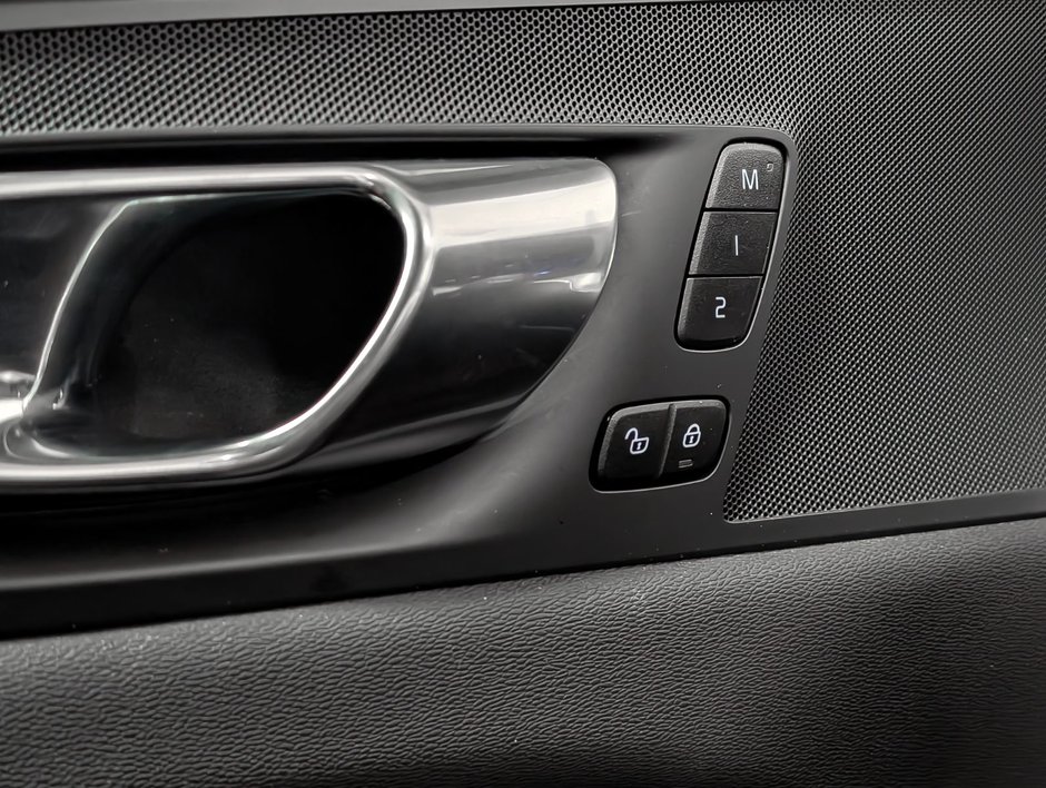 2023 Volvo XC60 B6 AWD Core - Base-19