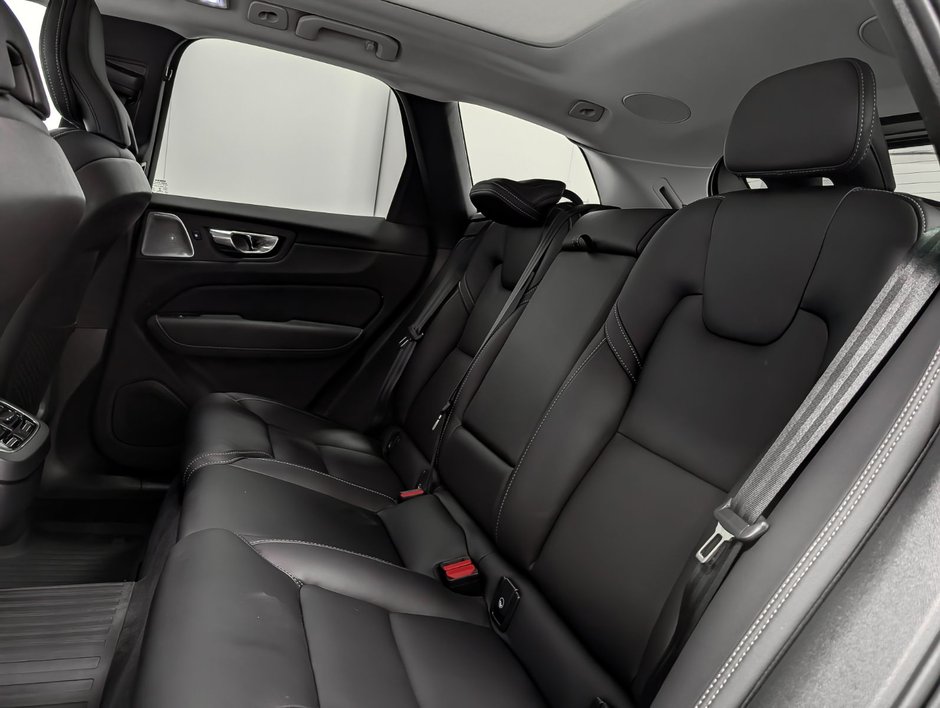 2023 Volvo XC60 B6 AWD Ultimate - Dark-10