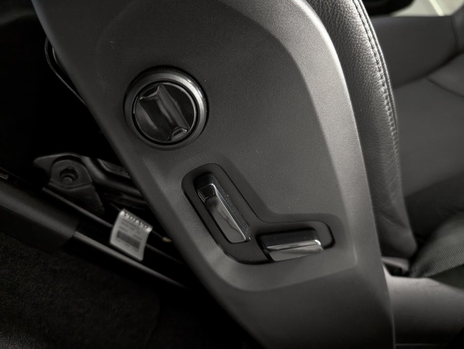 Volvo XC60 B5 AWD Core Dark Theme 2024-10