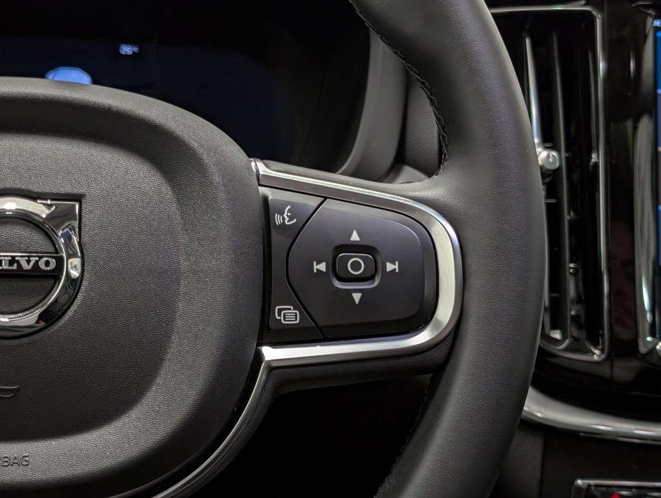 Volvo XC60 B5 AWD Core Dark Theme 2024-19
