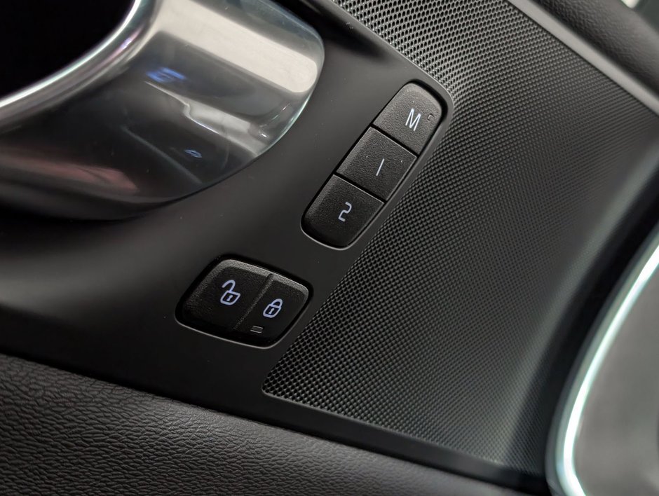 Volvo XC60 B5 AWD Core Dark Theme 2024-22