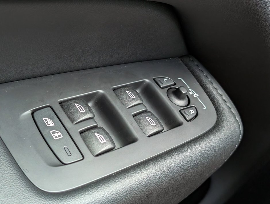 Volvo XC60 B5 AWD Plus Dark Theme 2024-20