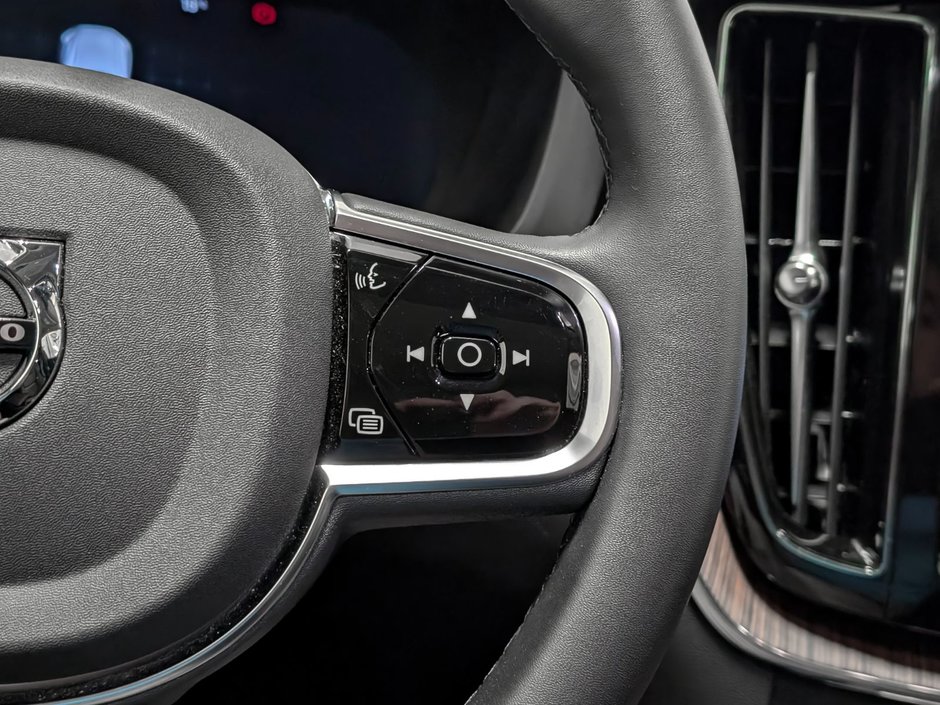 Volvo XC60 B5 AWD Plus Dark Theme 2024-18