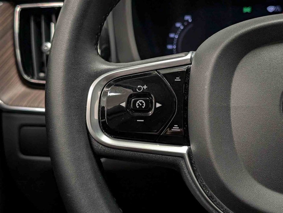 2024 Volvo XC60 B5 AWD Plus Dark Theme-19