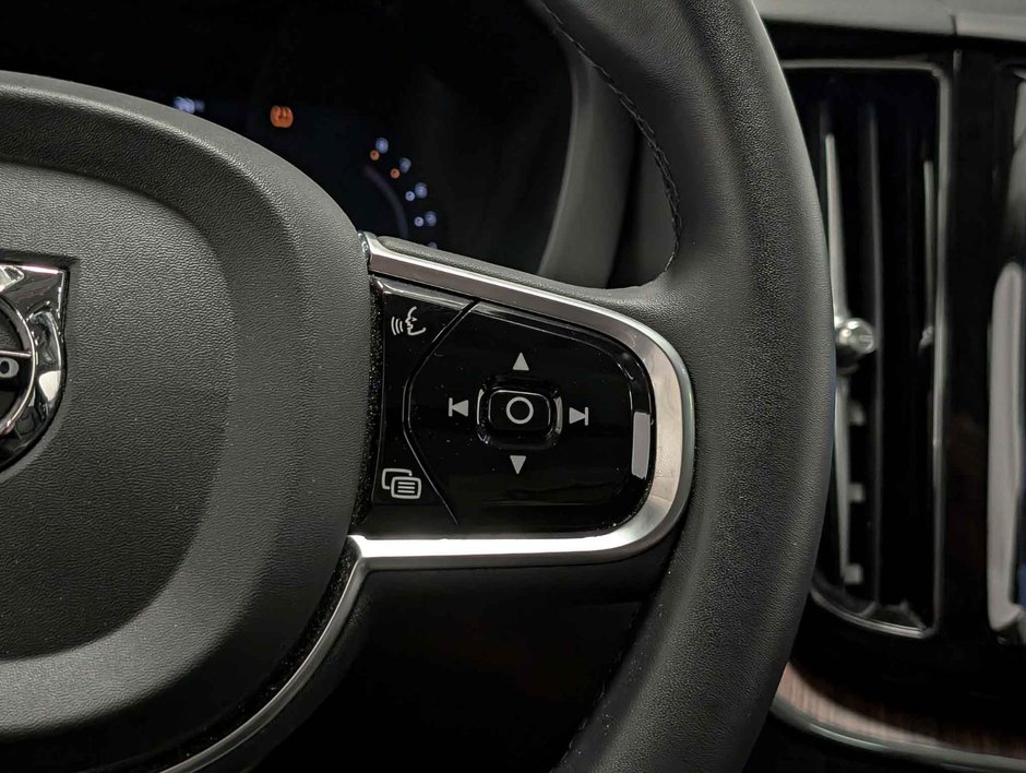 2024 Volvo XC60 B5 AWD Plus Dark Theme-18