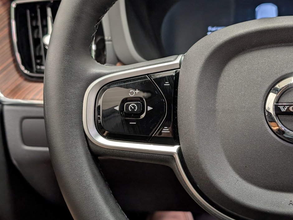 Volvo XC60 B5 AWD Ultra Dark Theme 2025-21