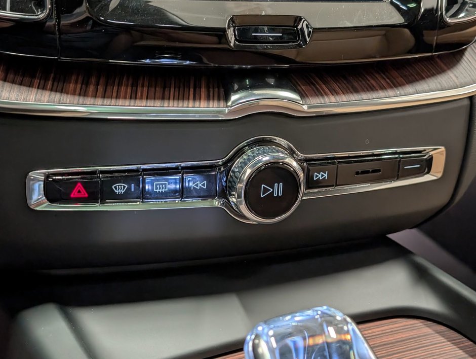 Volvo XC60 B5 AWD Ultra Dark Theme 2025-16