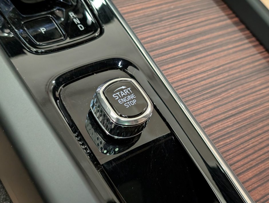 Volvo XC60 B5 AWD Ultra Dark Theme 2025-19