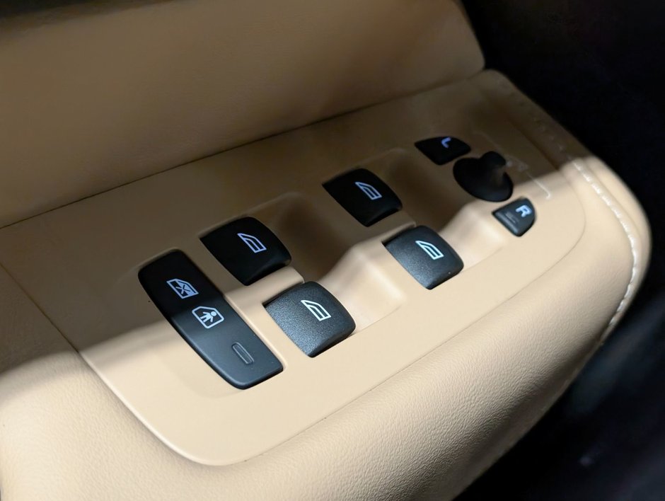 Volvo XC60 B5 AWD Ultra Dark Theme 2025-22