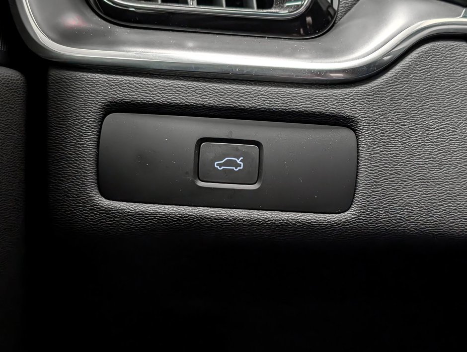 2025 Volvo XC60 B5 AWD Core Dark Theme-21