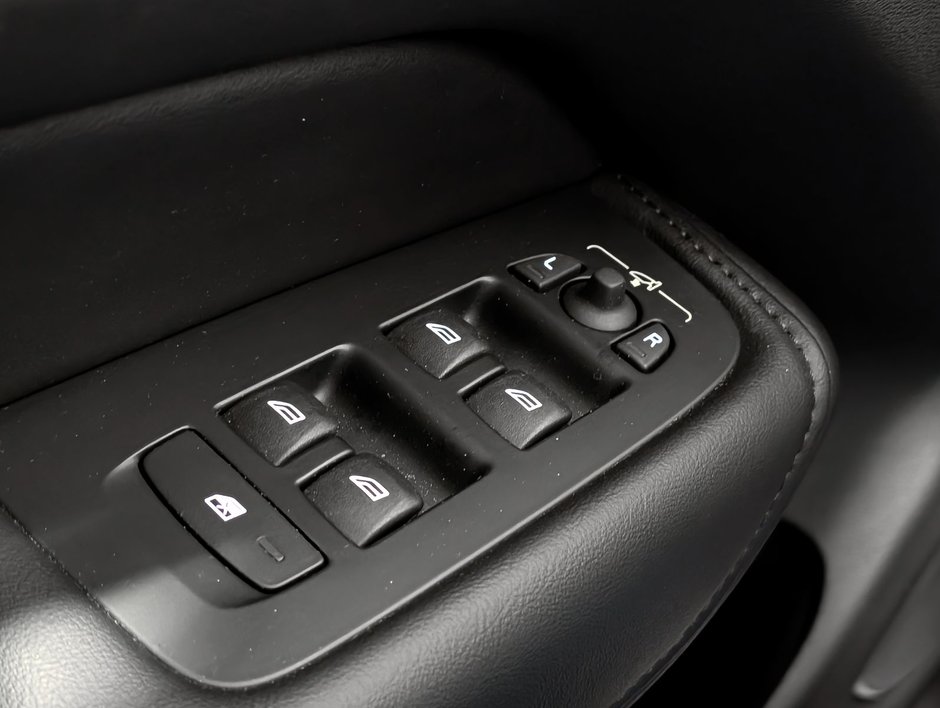 2025 Volvo XC60 B5 AWD Core Dark Theme-23