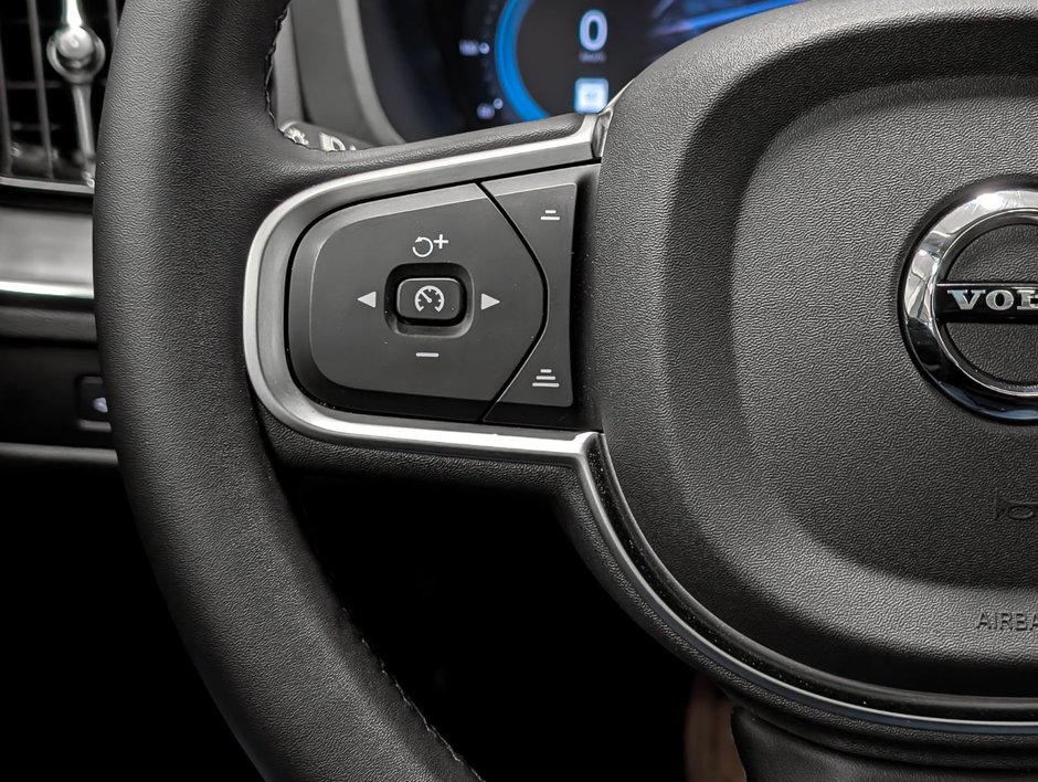 2025 Volvo XC60 B5 AWD Core Dark Theme-19