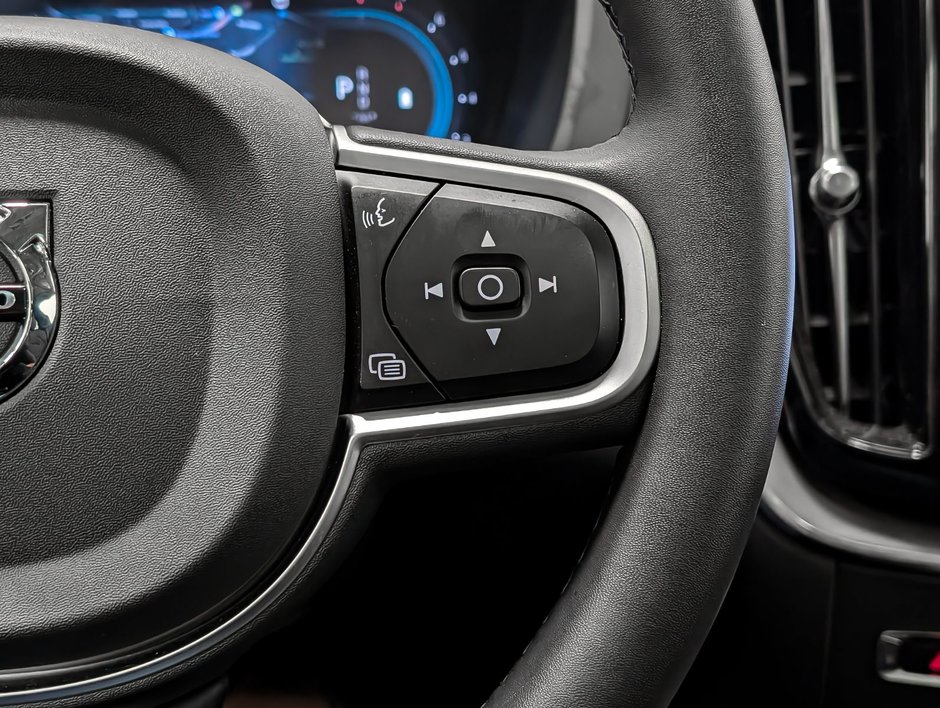 2025 Volvo XC60 B5 AWD Core Dark Theme-18