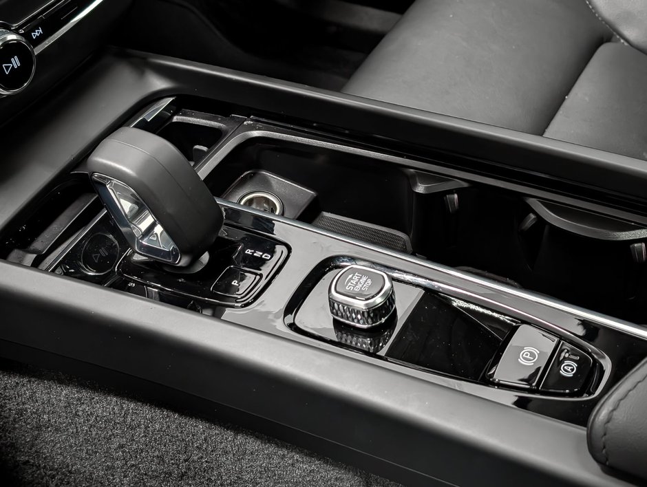 2025 Volvo XC60 B5 AWD Core Dark Theme-17