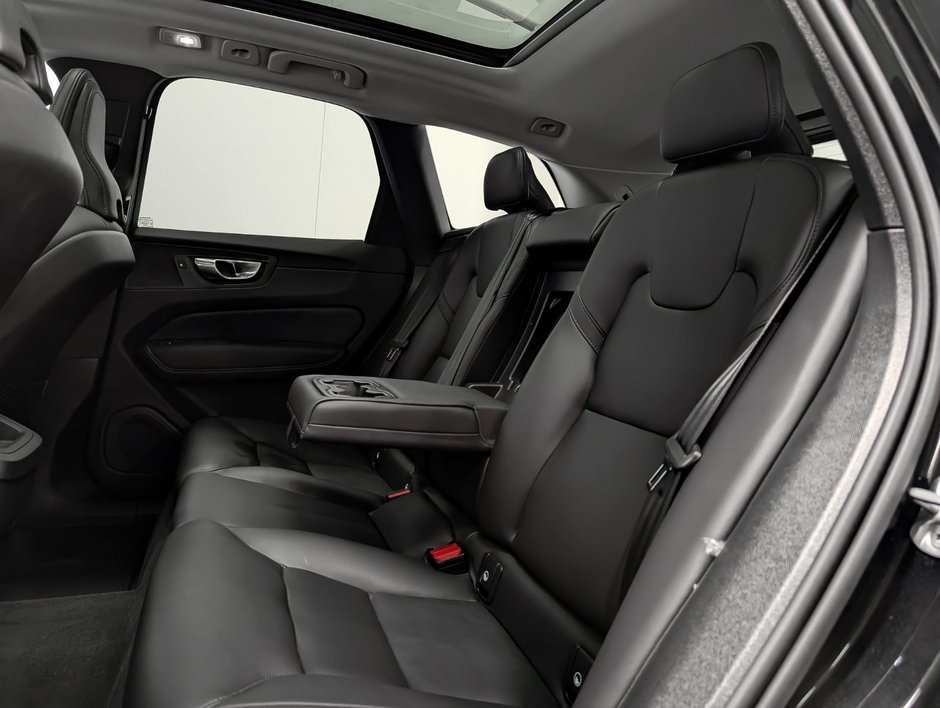 2025 Volvo XC60 B5 AWD Core Dark Theme-10