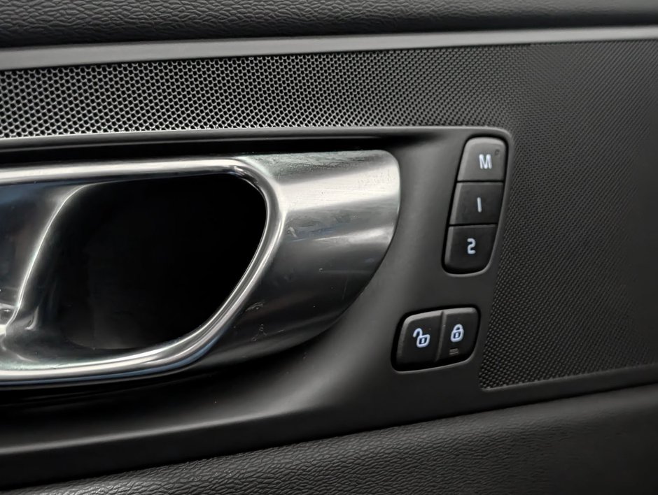 2025 Volvo XC60 B5 AWD Core Dark Theme-22