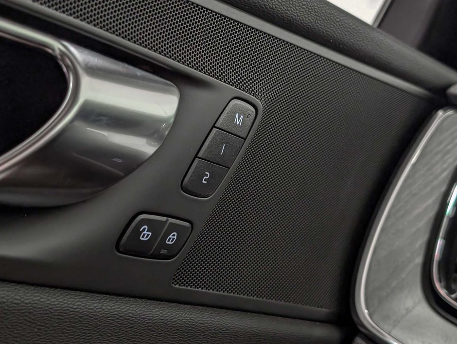 Volvo XC60 B5 AWD Plus Dark Theme 2025-28