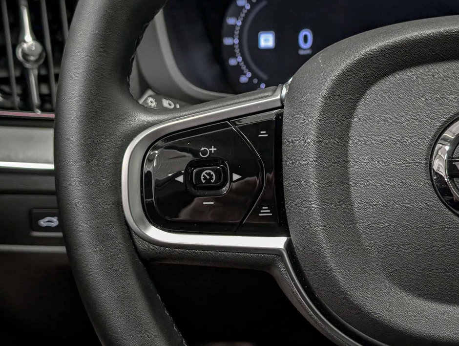 Volvo XC60 B5 AWD Plus Dark Theme 2025-24