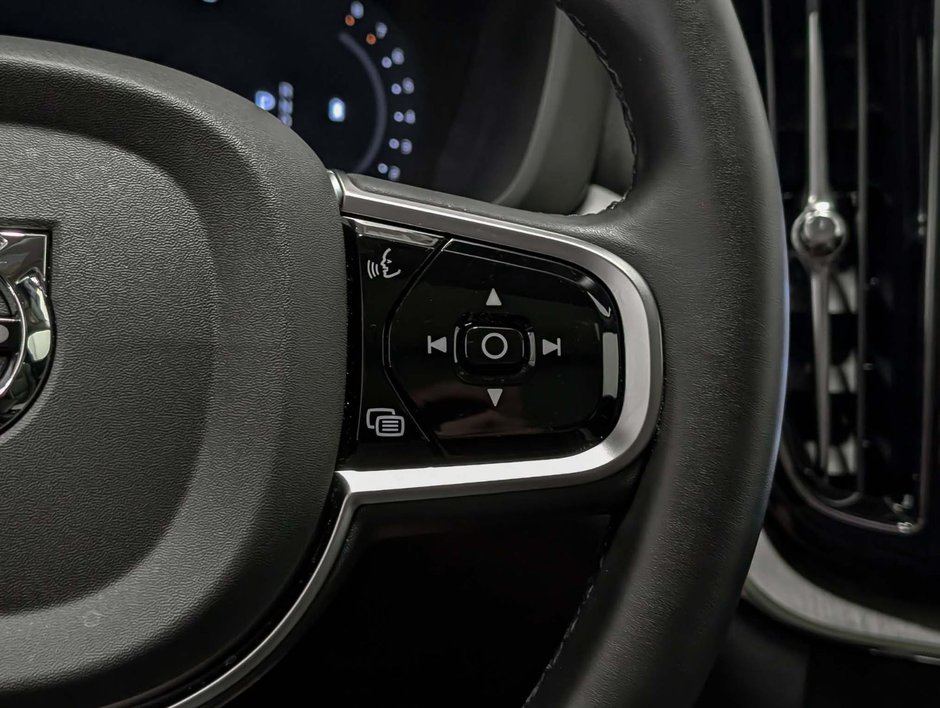 Volvo XC60 B5 AWD Plus Dark Theme 2025-22