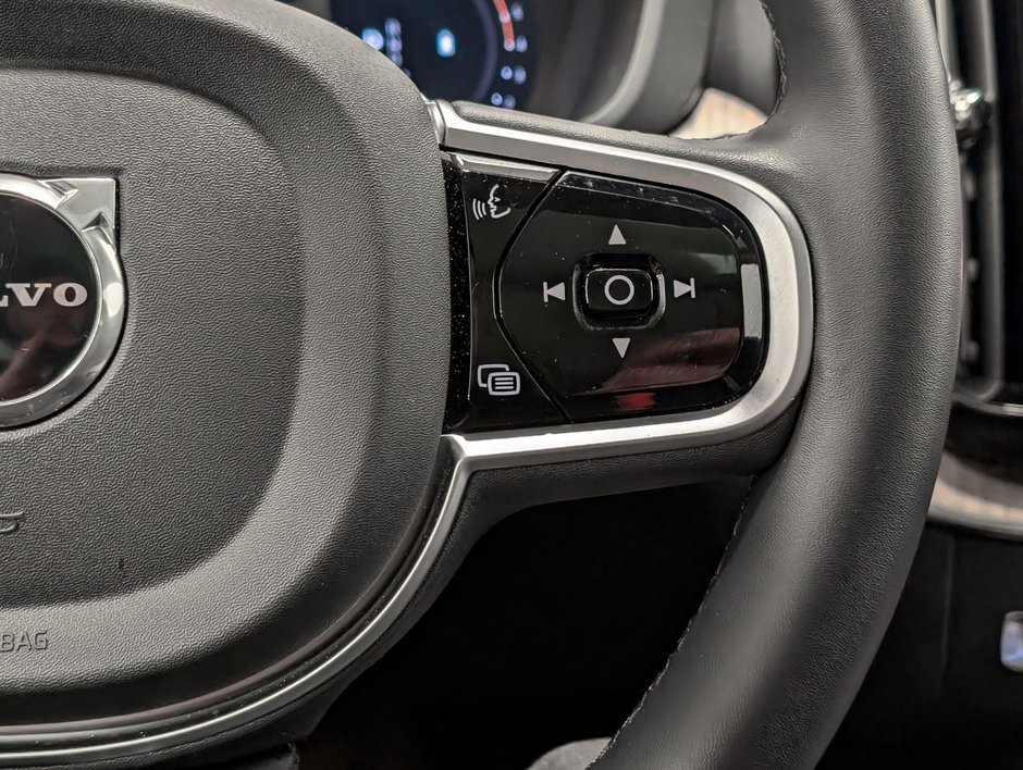 Volvo XC60 B5 AWD Plus Dark Theme 2026-16