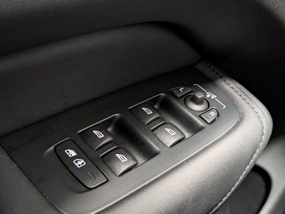 Volvo XC60 B5 AWD Plus Dark Theme 2026-21