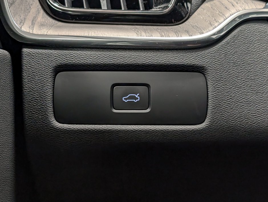 Volvo XC60 B5 AWD Plus Dark Theme 2026-19