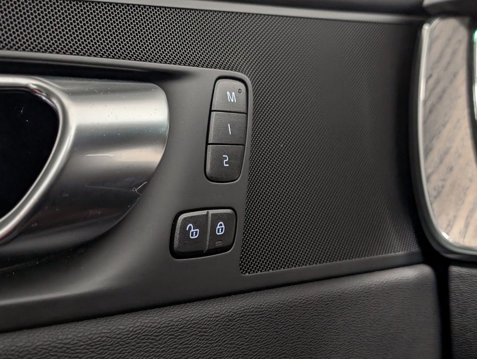 Volvo XC60 B5 AWD Plus Dark Theme 2026-20