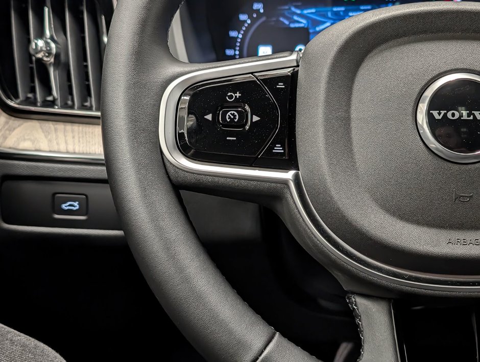2026 Volvo XC60 B5 AWD Plus Dark Theme-19