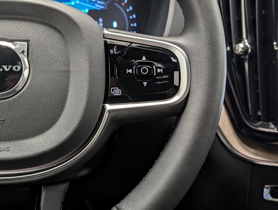 2026 Volvo XC60 B5 AWD Plus Dark Theme-18