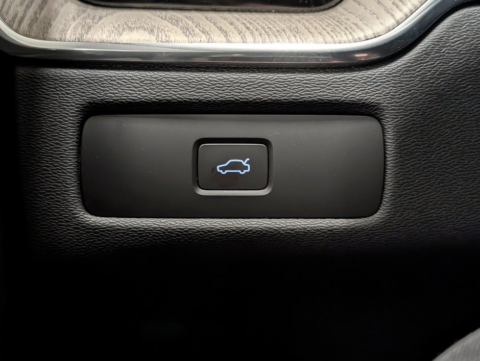 2026 Volvo XC60 B5 AWD Plus Dark Theme-21