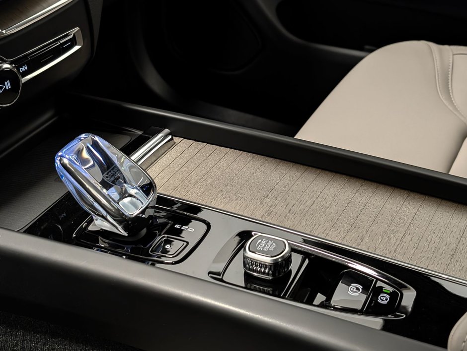 2026 Volvo XC60 B5 AWD Plus Dark Theme-17
